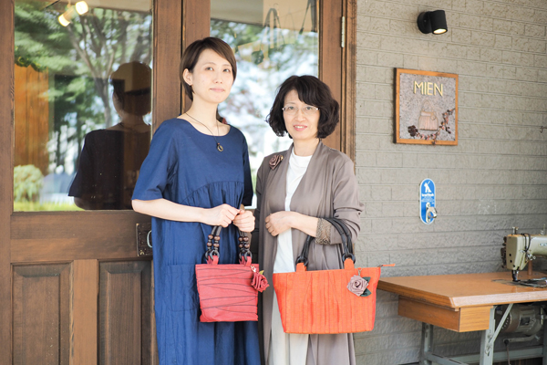 店主小林孝子さん（右）と娘の美菜子さん（左）