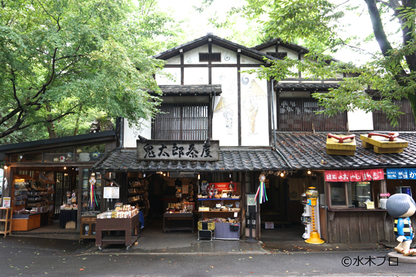 鬼太郎茶屋の外観。屋根には鬼太郎の下駄がのっている。